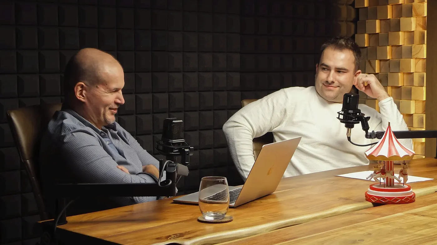 Michal Ukropec a Michal Gula pri nahrávaní podcastu v štúdiu